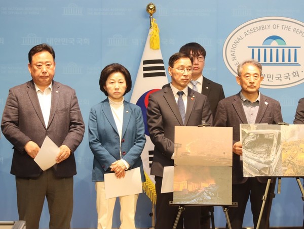 송옥주 의원(왼쪽 두번째)은 지난달 28일 국회 농림축산식품해양수산위원회·행정안전위원회 소속 더불어민주당 의원들과 함께 국회 소통관에서 합동 기자회견을 열고 산불 진화를 위한 군병력의 전면적 투입 등 국가 차원의 총력 대응과 피해 주민에 대한 선제적이고 실질적 지원을 촉구했다. /사진=송옥주 의원실