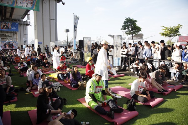 ‘멍때리기 대회’는 시각 예술가 웁쓰양의 도시놀이개발 프로젝트의 두 번째 작품이며, ‘과연 아무것도 하지 않는 것은 시간낭비인가?’라는 질문을 던지는 참여형 퍼포먼스 작품이다. /사진=서울시