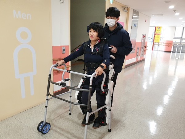 화성시동탄아르딤복지관에서 로봇 활용해 재활 훈련 /사진제공=화성특례시