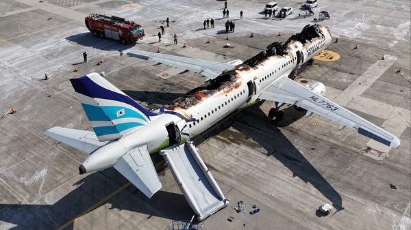 1월28일(화) 22:15분경 김해국제공항(국제선 55번 주기장)에서 발생한 에어부산 여객기 화재사고 잔해 /사진제공=국토교통부