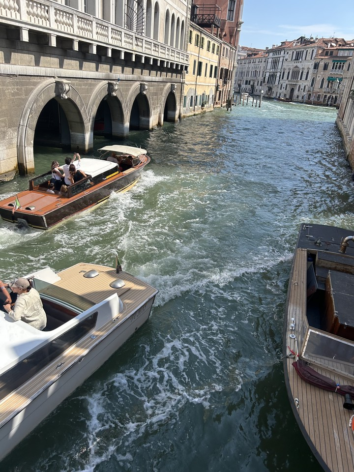 운하 골목길을 지나는 수상 택시들 /사진=이예영 객원기자
