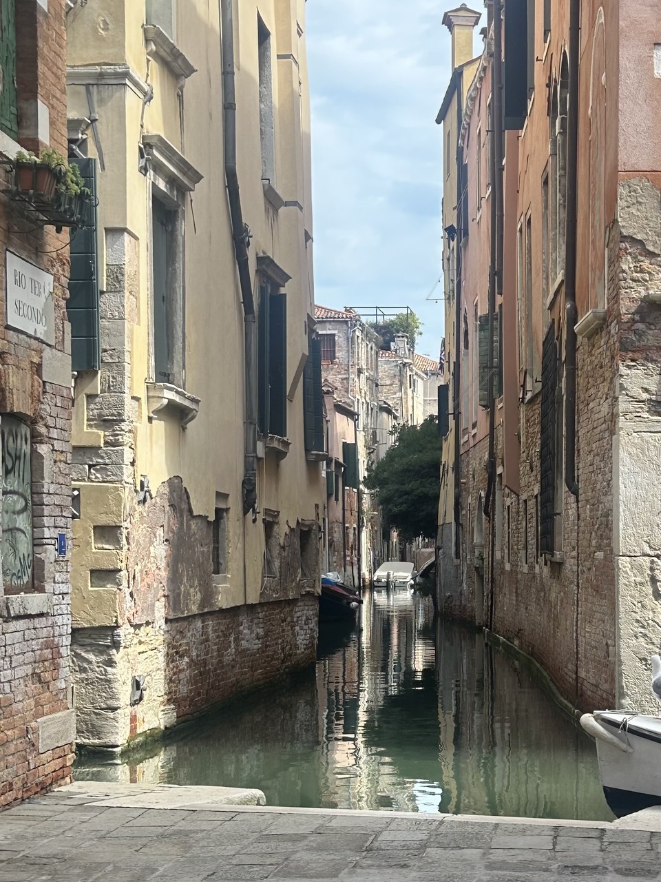 침식된 건물들의 외벽 /사진=이예영 객원기자