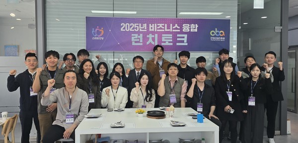 청년 창업가들 세무회계 강연 듣고 기업간 네트워킹 마친 뒤 기념촬영 /사진제공=안양시