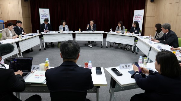 임태희 교육감, 분과별 협의에 참석해 서포터즈 및 특수교육 관계자의 의견을 경청하고 필요한 지원을 약속했다 /사진제공=경기도교육청