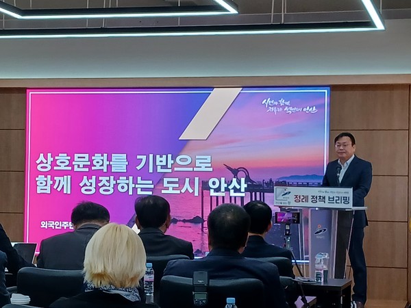 지난 16일 안산시청 제1회의실에서 진행된 이억배 외국인주민지원본부장의 언론 브리핑 /사진=조원모 기자