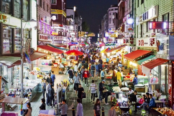 도내 우수 관광테마골목에 선정된 안산 원곡동 다문화 음식거리 야경 /사진제공=안산시