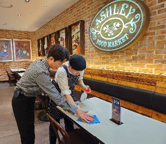 이랜드이츠 애슐리퀸즈의 한 매장에서 장애인 직원의 직무 교육을 진행하고 있다. /사진제공=이랜드이츠