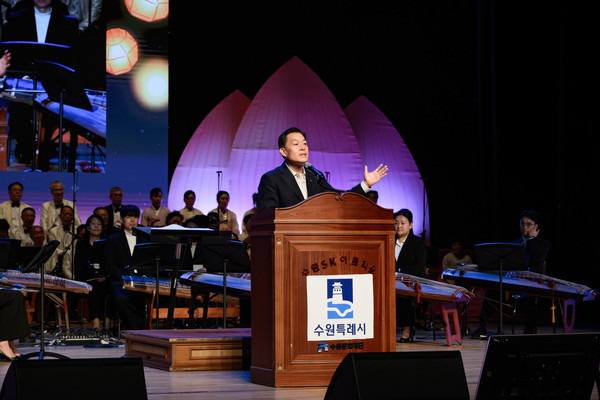 이재준 수원시장이  ‘2025 수원연등축제’에 참석해 인사말을 하고 있다 /사진제공=수원시