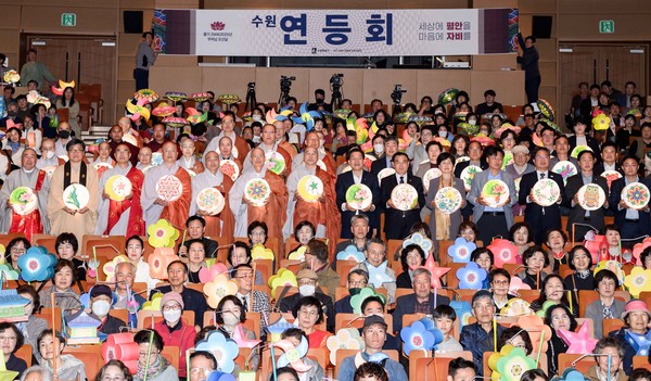 이재준 시장, 이재식 수원시의회 의장 등이 수원연등축제 참석자들과 기념촬영을 하고 있다 /사진제공=수원시