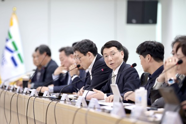 지난 16일 공공기관장 회의에서 발언하는 김성중 경기도 행정1부지사 /사진제공=경기도