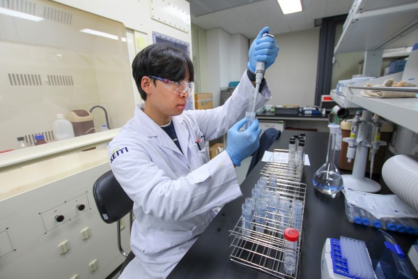 한국환경산업기술원은 2025년 연말까지 환경표지 인증시험, 생활화학제품 안전확인검사, 어린이 활동공간 환경유해인자 검사에서 영세기업 등을 대상으로 시험·검사비 감면을 확대 시행한다. /사진=한국환경산업기술원