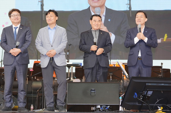 이재준 수원시장(오른쪽 첫 번째)이 인사말을 하고 있다. 왼쪽부터 차례로 염태영 국회의원, 김영진 국회의원, 이재식 수원시의장 /사진제공=수원시