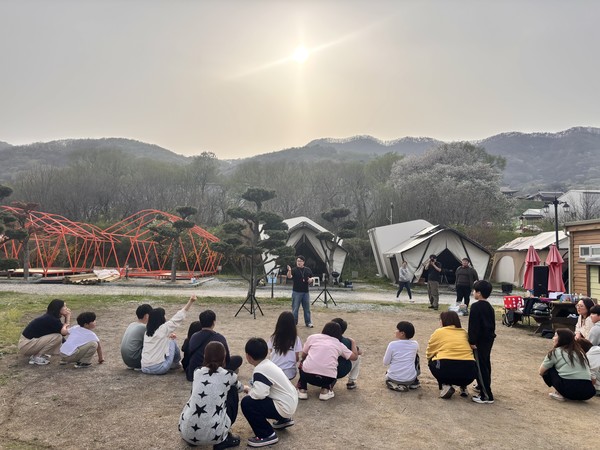 드림스타트 아동과 가족이 별빛 캠프장에서 함께 게임을 하고 있다 /사진제공=용인특례시