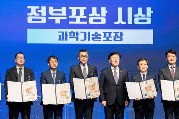 21일 서울 강남구 한국과학기술회관에서 열린 제 58회 과학의 날 기념식에서 두산에너빌리티 송용진 전략/혁신 부문장(왼쪽에서 세번째)이 과학기술 분야 포장을 수상했다.