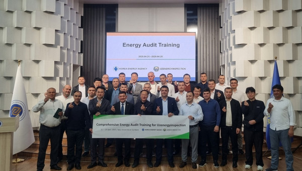 21일 맞춤형 에너지진단 역량 강화 교육 협력 회의를 마친 뒤 한국에너지공단 에너지진단실 김길환 팀장(맨 앞줄 좌측 3번째)과 우즈베키스탄 에너지사용규제기구 관계자들이 기념 촬영을 하고 있다. /사진제공=한국에너지공단