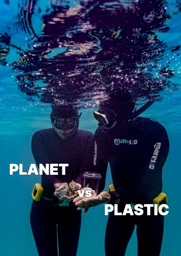 환경운동연합과 해양환경보호단 레디는 지구의 날(4월 22일)을 맞아 제주 월령포구에서 해양 보호와 플라스틱 오염 문제의 심각성을 알리기 위한 수중 퍼포먼스를 진행했다. /사진제공=환경운동연합