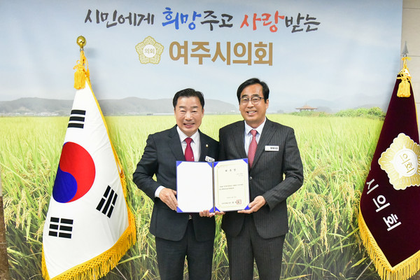 여흥동 바르게살기위원회 위원장으로 활동 중인 남기철 위원장을 첫 번째 1일 명예의장으로 위촉 /사진제공=여주시의회