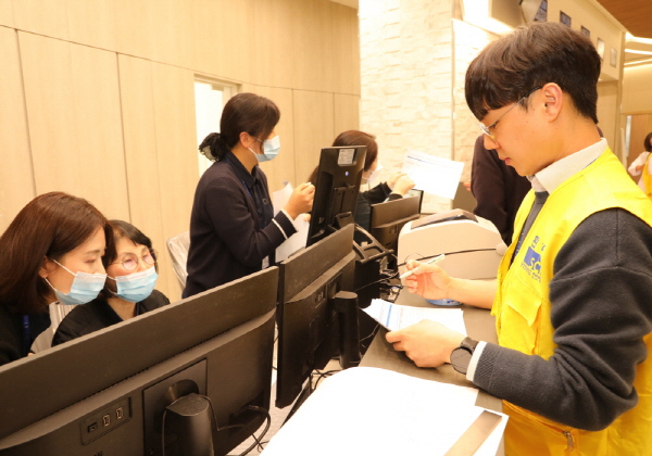 순천향대천안병원 새병원 외래 수납창구 모의훈련 모습/사진제공=순천향대천안병원