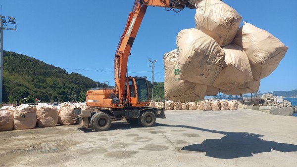옹진군에서 하천·하구 쓰레기 폐기물 처리용역을 진행하고있다/사진제공=옹진군