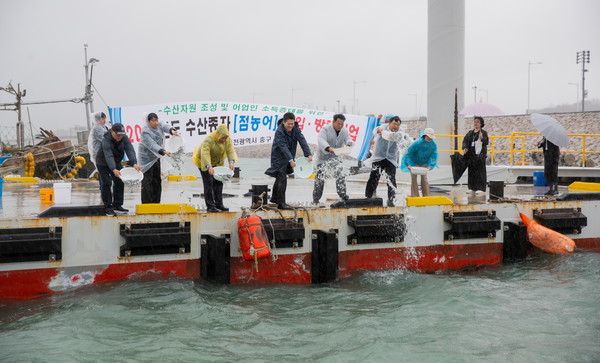 김정헌 중구청장과 관계자들이 어린 점농어를 방류하고있다/사진제공=중구
