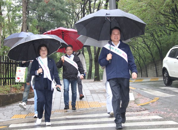 최대호 안양시장 걸어서 안양시청으로 출근  /사진제공=안양시
