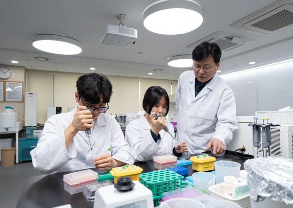 한국폴리텍대학 분당융합기술교육원 생명의료시스템과에서 유전자재조합실습을 진행하고 있다. /사진=고용노동부