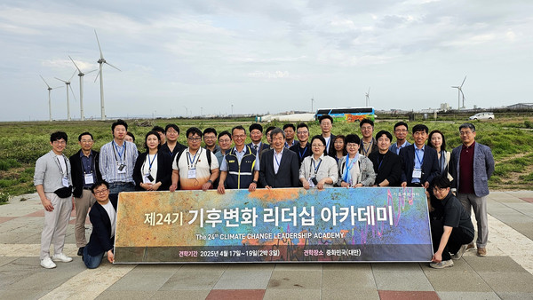 18일, 창빈 그린 에너지 파크(Changbin Green Energy Park) 풍력․태양광 발전 시설에서 대만전력공사 임직원과 함께 단체사진을 찍고 있다. /사진제공=(재)기후변화센터