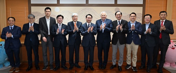 유정복 인천시장, 윤원석 경제청장과 관계자들이 협의후 기념 촬영을 하고있다/사진제공=경제청