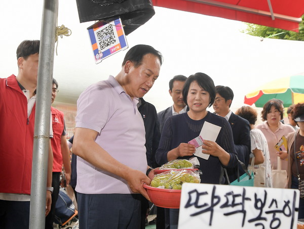 오산시, 5월 한 달간 지역화폐 '오색전' 10% 인센티브 지급(24년 추석맞이 오색시장 장보기)  /사진제공=오산시