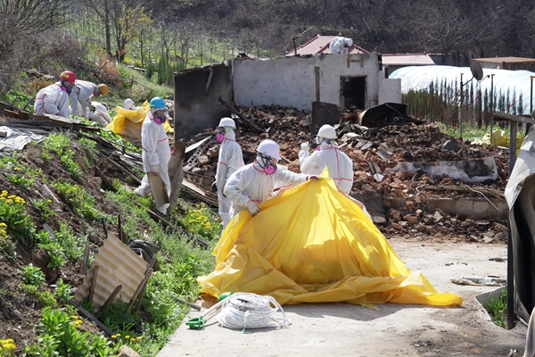 산불 피해지역 폐기물 처리 현장  /사진제공=청송군