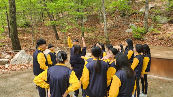 24일 국립대운산치유의숲에서 울주군 남창중학교 청소년들이 산림치유 프로그램을 체험하고 있다. /사진=국립대운산치유의숲