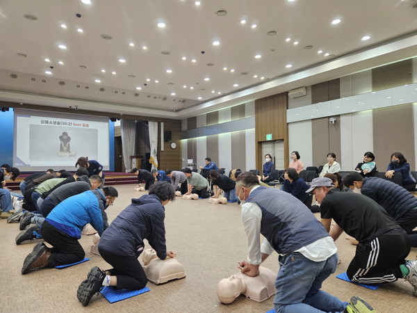 의왕시 지난 24일 현업업무 종사자 대상 심폐소생술 등 응급처치 교육 실시  /사진제공=의왕시