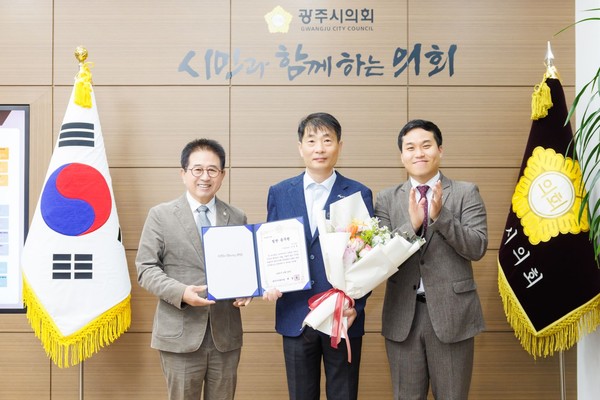 허경행 의장, 석태훈 팀장, 노영준 의원(왼쪽부터) /사진제공=광주시의회