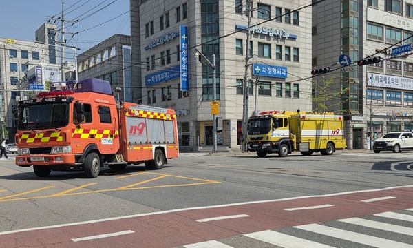 수원남부소방서, ‘소방차 길 터주기 훈련’ 실시 /사진제공=수원남부소방서