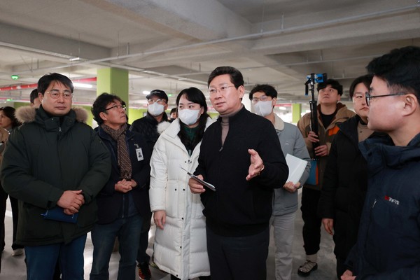 이상일 시장이 경남아너스빌디센트 건설 현장을 방문해 하자보수 상황을 살피고 있다 /사진제공=용인특례시