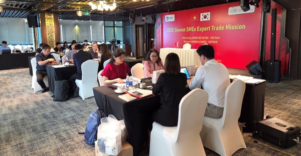 베트남 하노이에 위치한 그랜드 비스타 비즈니스 센터에서 수출판매개척단이 수출 상담을 하고 있다 /사진제공=수원시