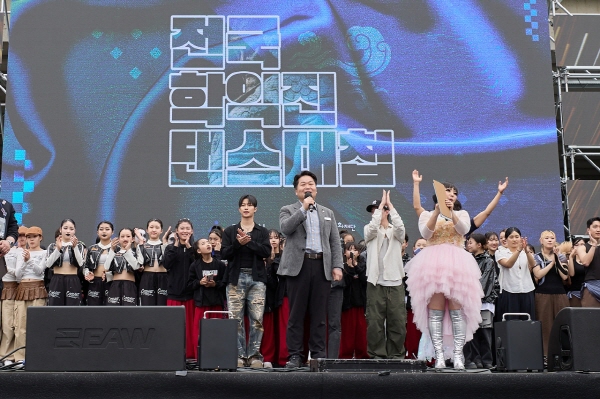 제64회 성웅 이순신축제가 아산에서 개최되었다. 오세현 아산시장이 전국학익진 댄스대첩에서 시민과 함께하고 있다. / 사진제공=아산시