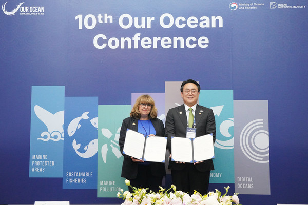 해양수산부는 생물다양성협약 사무국과 체결한 생물다양성협약 ‘지속가능한 해양 이니셔티브’ 지원에 관한 양해각서의 유효기간을 2030년까지 연장하기 위한 서명식을 4월 28일(월) 부산 BEXCO에서 개최했다. /사진=해양수산부