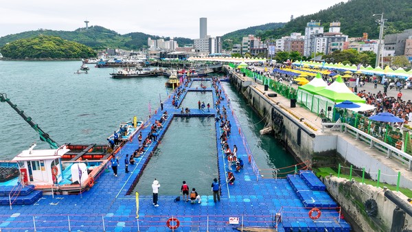 장보고 수산물 축제의 전통 대나무 바다낚시 체험 /사진제공=완도군