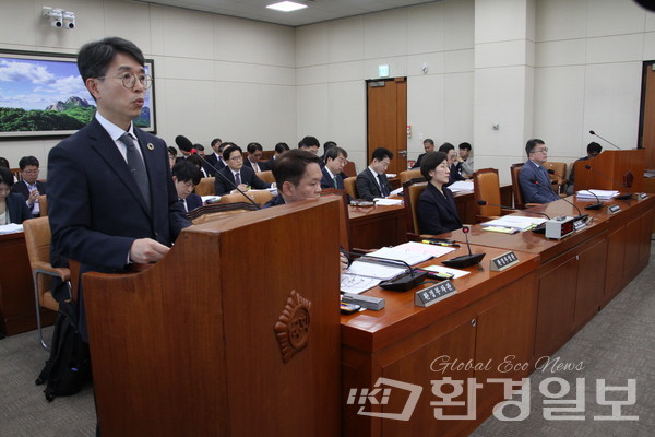 기후위기 특별위원회 제2차 전체회의에서 김완섭 환경부 장관이 정부 부처 현안 보고를 진행하고 있다. /사진=김인성 기자