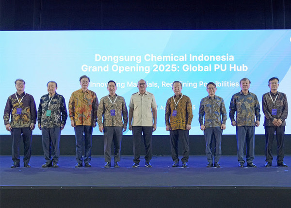 동성케미컬 인도네시아 공장 준공식에서 기념촬영을 하고 있다. 사진은 왼쪽부터 김태웅 동성케미컬 PU BU장, 양재생 부산상공회의소 회장, 김창범 한국경제인협회 부회장, 백진우 동성케미컬 대표, 로산 퍼카사 로슬라니 인도네시아 투자부장관, 백정호 동성케미컬 회장, 박수덕 주인도네시아 대한민국 대사대리,이만우 동성케미컬 대표, 아엡 샤에풀로 까라왕 군수, 정덕우 동성케미컬 인도네시아 법인장 /사진제공=동성케미컬