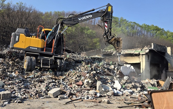 산불피해 주택 철거 작업  /사진제공=안동시