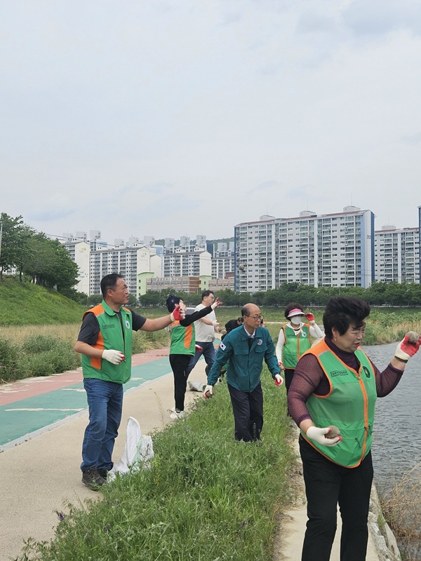 직지천변 정화 행사 EM흙공 던지기  /사진제공=김천시