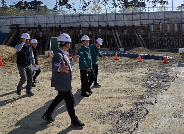 4월29일 정종복 기장군수는 공사장과 다중이용시설을 대상으로 안전점검을 실시했다. /사진제공=기장군 