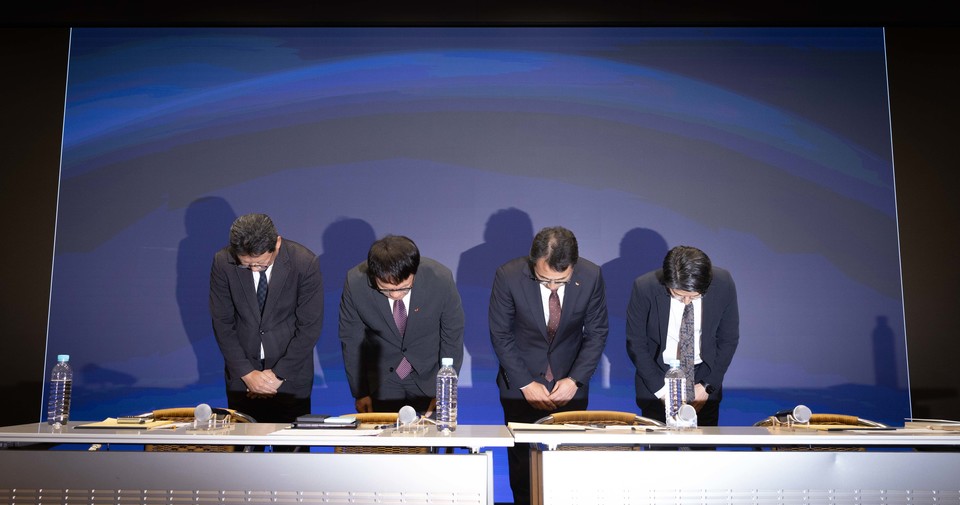 유영상 CEO가 관련 임원들과 이번 사태에 대해 사과하는 모습 /사진제공=SKT