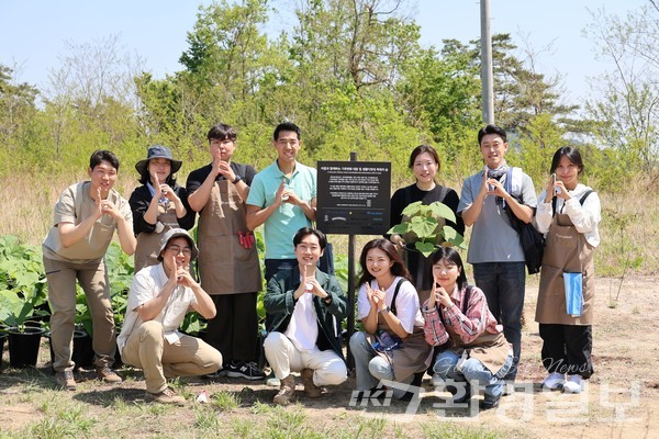 행사에 참석한 비콥인증 기업 관계자들이 '비콥과 함께하는 기후변화 대응 및 생물다양성 복원의 숲' 현판 앞에서 기념촬영을 하고 있다. /사진=박준영 기자