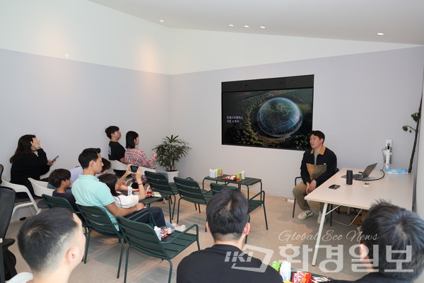 숲 조성 행사 참가자들이 경기도 이천에 위치한 포레스트벤처스 양묘장을 방문해 설명을 듣고 있다. /사진=박준영 기자