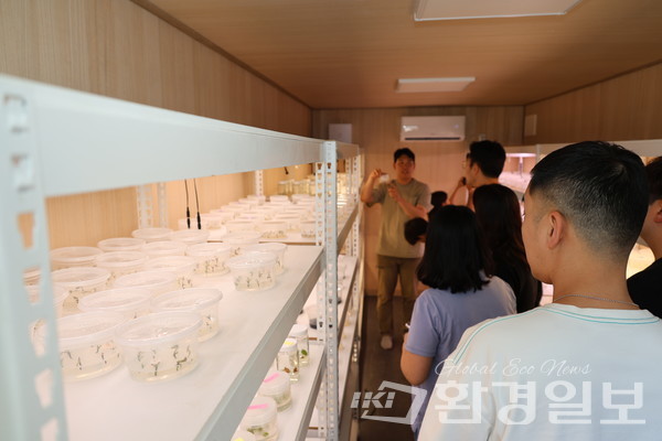 포레스트벤처스 관계자가 배양실에서 참석자들에게 설명을 하고 있다. /사진=박준영 기자