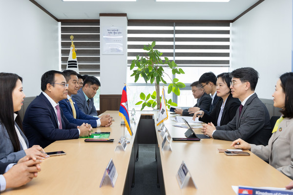 김완섭 환경부장관이 서울 서초구 한강홍수통제소에서 타오 체타(H.E. Thor Chetha)캄보디아 수자원기상부장관과 만나 물‧재생 에너지 분야 협력방안을 논의하고 있다. /사진=환경부
