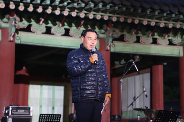 이재식 의장이 화성행궁 야간개장 개막식에서 축사를 하고있다 /사진제공=수원특례시의회